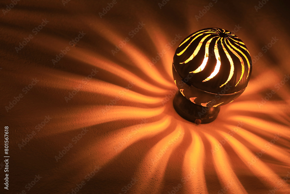 lámpara de pared metálica imitando a un sol haciendo sombras en forma de rayos y fuego 4M0A8179-as24 lámpara de pared metálica imitando a un sol haciendo sombras en forma de rayos y fuego 4M0A8179-as24