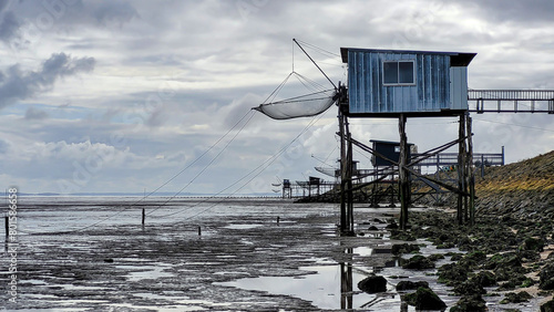 Fotografia Traditional old wooden fishing huts on stilts in the Atlantic Ocean, Gironde est