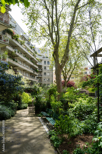 des immeubles dans la verdure dans le 13   me arrondissement    Paris en France un jour de mauvais temps