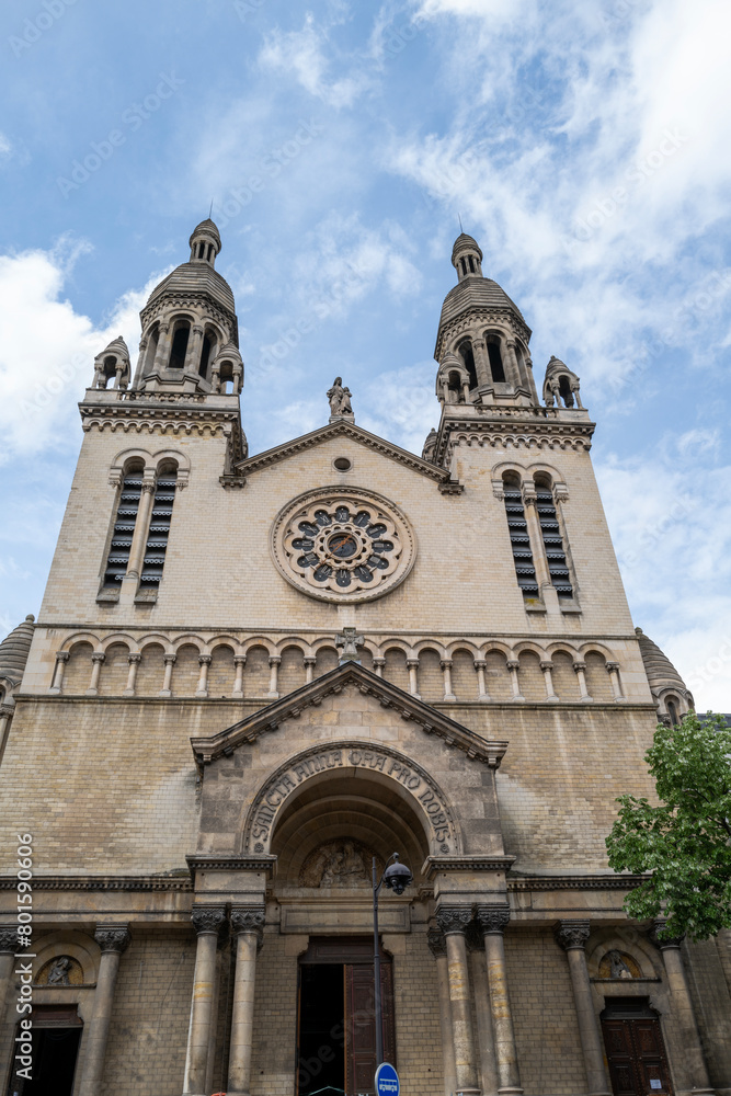 vue d'une église dans le quatorzième arrondissement de Paris en France 