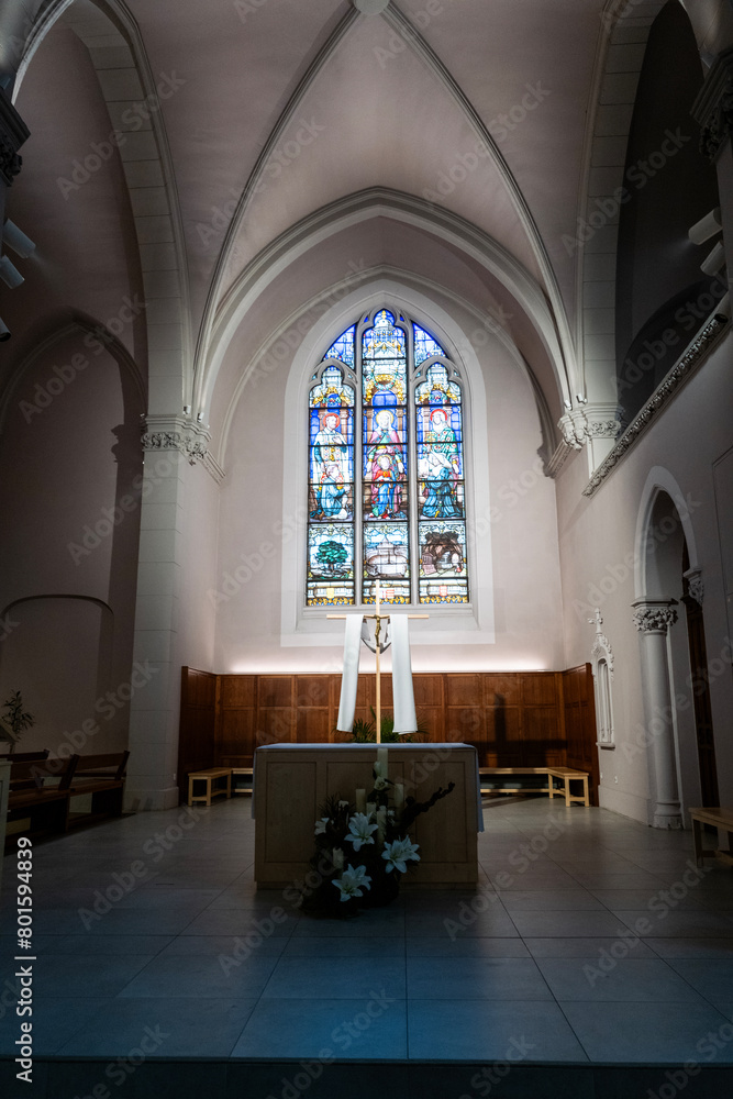 Intérieur d'une église catholique dans le quartier du quatorzième arrondissement de Paris en France