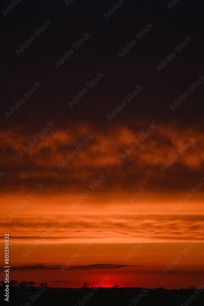 schöner Sonnenuntergang auf der Ostseeinsel Fehmarn im Frühling, Der Himmel leuchtet rot schöner Sonnenuntergang auf der Ostseeinsel Fehmarn im Frühling, Der Himmel leuchtet rot