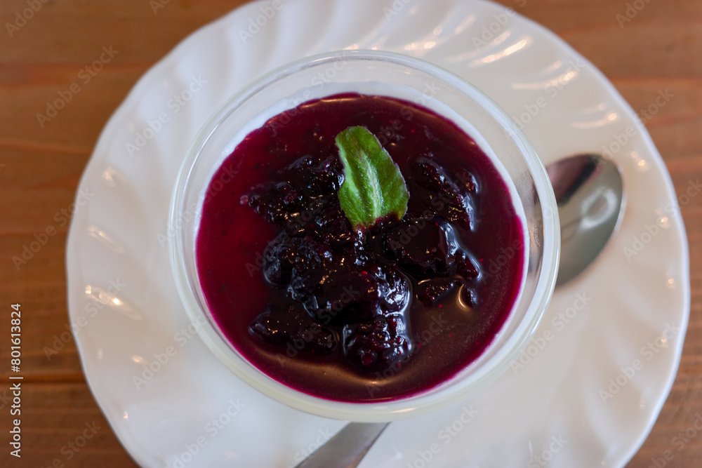ブルーベリーソースのかかった杏仁豆腐 ブルーベリーソースのかかった杏仁豆腐