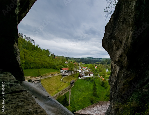 Il meraviglioso paesaggio che si può osservare dal castello di Predajma, in Slovenia, il famoso castello incastonato nella roccia. photo