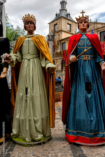 Pasacalles de la Tarasca y los gigantes y cabezudos en el Corpus Christi de Toledo, España