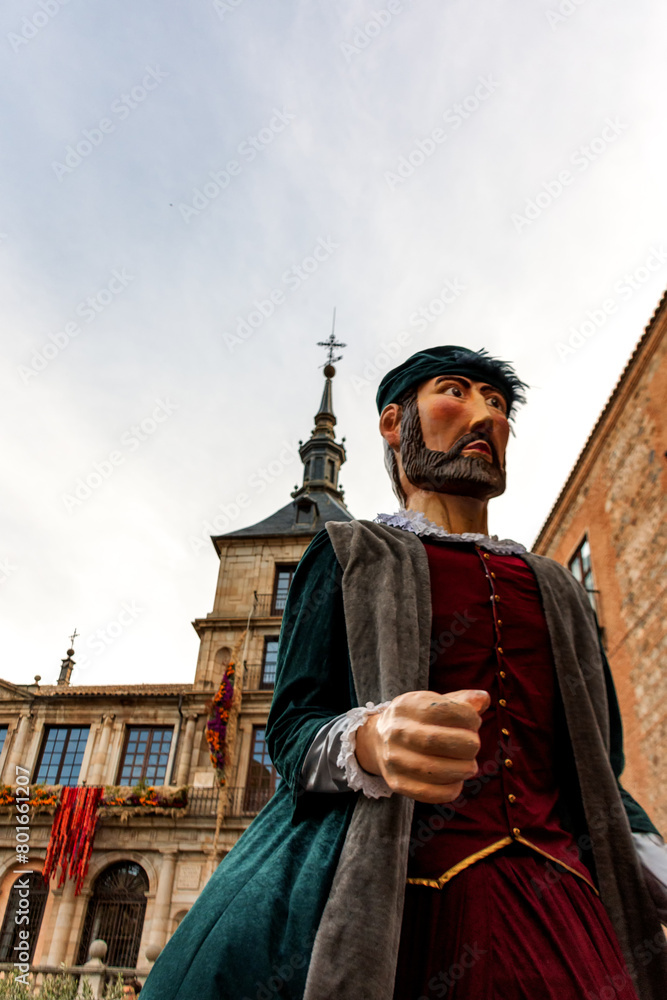 Obraz premium Pasacalles de la Tarasca y los gigantes y cabezudos en el Corpus Christi de Toledo, España