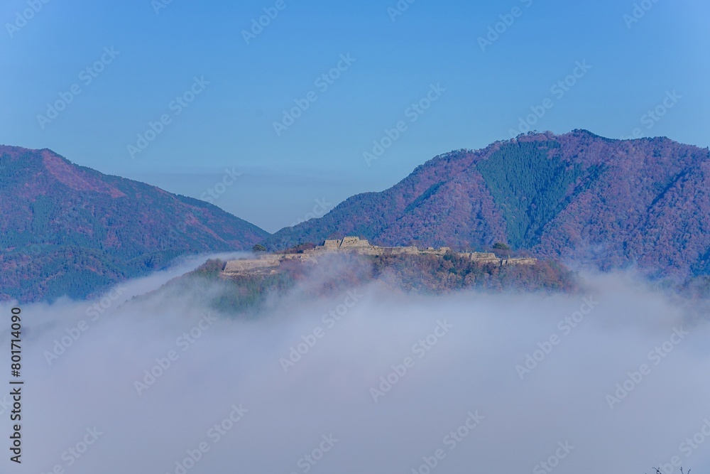 雲海に包まれた晩秋の竹田城址の情景