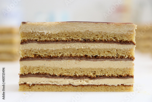 コーヒーとチョコとナッツプラリネクリームとスポンジケーキの層が美しいケーキの断面