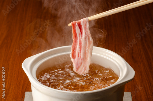 しゃぶしゃぶ　豚肉を出汁にくぐらせる © Chiristsumo