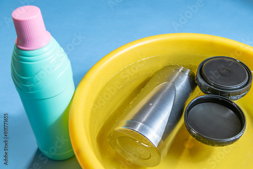 Fotografie キッチン用漂白剤の中に漬け込まれる漂白除菌中の水筒