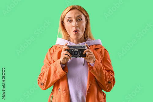 Surprised mature woman in c...