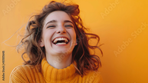Frau lacht aus ganzem Herzen mit offenem Mund strahlend weiße Zähne Weltlachtag internationaler Tag des Lachens 02. Mai Generative AI  photo