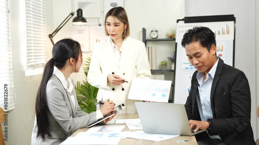 Asian businessmen, women and men Talk about new projects, presents at home office. Asian businessmen, women and men Talk about new projects, presents at home office.
