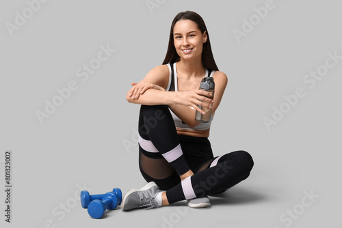 Young sporty woman sitting ...