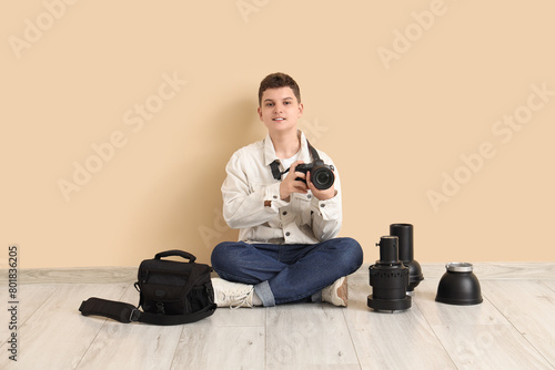 Teenage photographer with p...