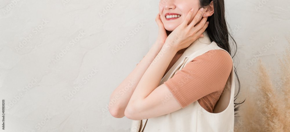 Naklejka premium キープ力のあるファンデーションでメイクが崩れない・ベースメイクスキンケアする女性・ノーファンデ 
