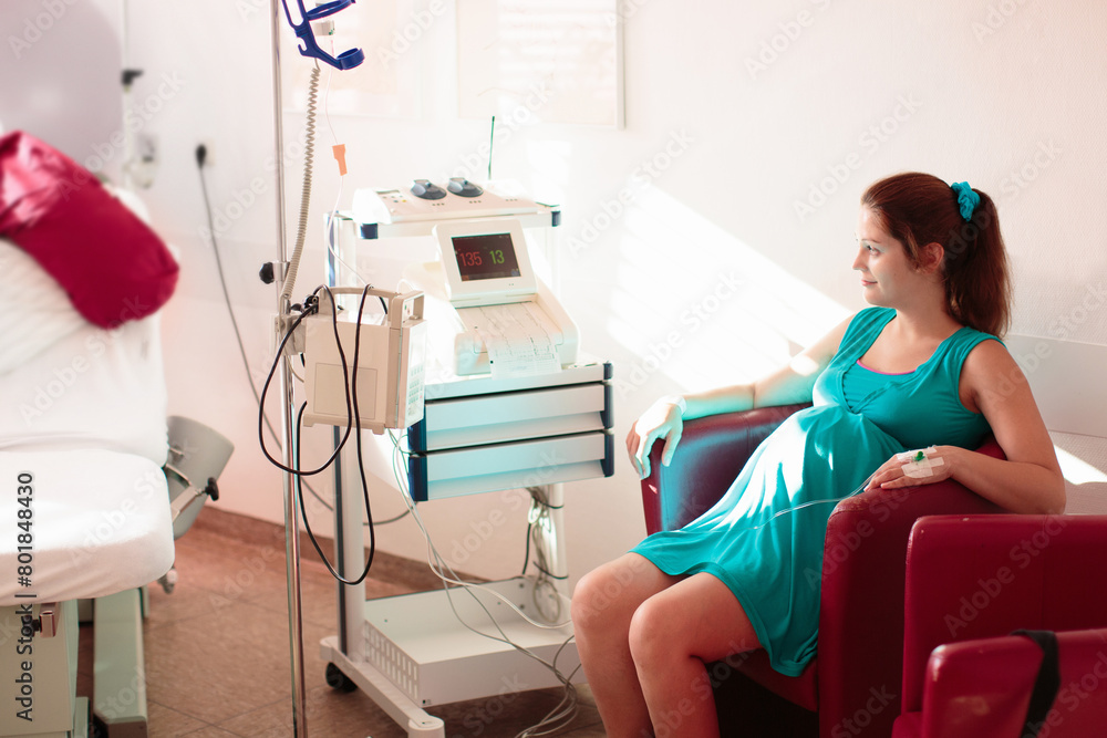 Obraz premium Young mother giving birth to a baby