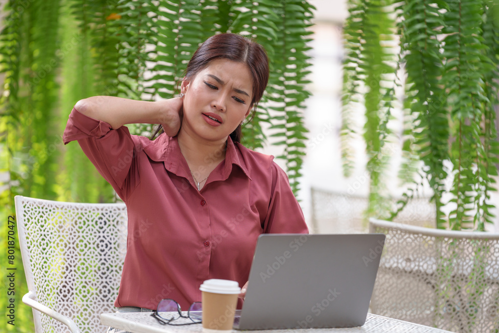 Businesswoman, independent woman lifestyle using smartphone to work online Contact customers off-site, location nature, coffee shop Take up hobbies and online internet meetings during the holidays. Businesswoman, independent woman lifestyle using smartphone to work online Contact customers off-site, location nature, coffee shop Take up hobbies and online internet meetings during the holidays.