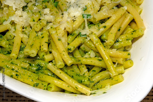 Maccheroni mit Bärlauch-Pesto und Parmesan