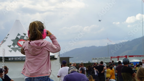 Kind beobachtet Flugzeuge am Himmel photo