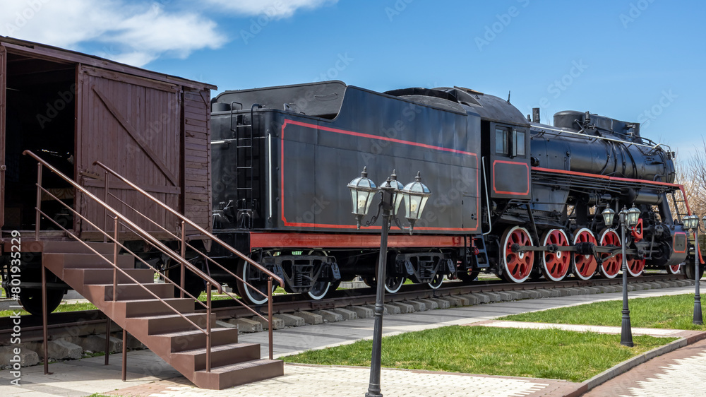 Obraz premium A steam locomotive with a steam power plant using steam engines as an engine. The Soviet mainline passenger steam locomotive. Vintage rail transport. Transportation of goods by rail.