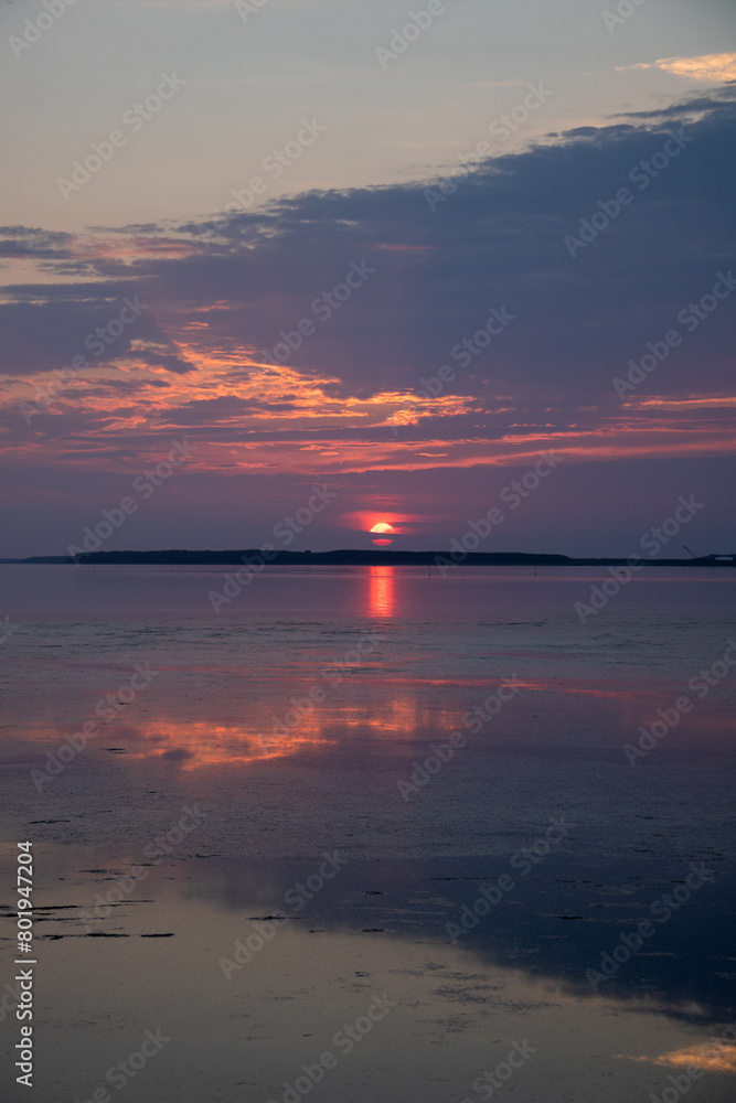 Fototapeta premium 湖に沈む綺麗な夕陽 