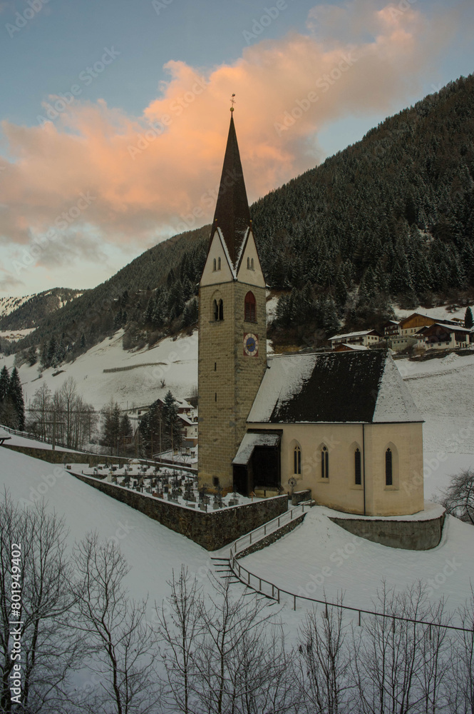 Φωτογραφία church of val di mezzo at sunrise in southtyrol