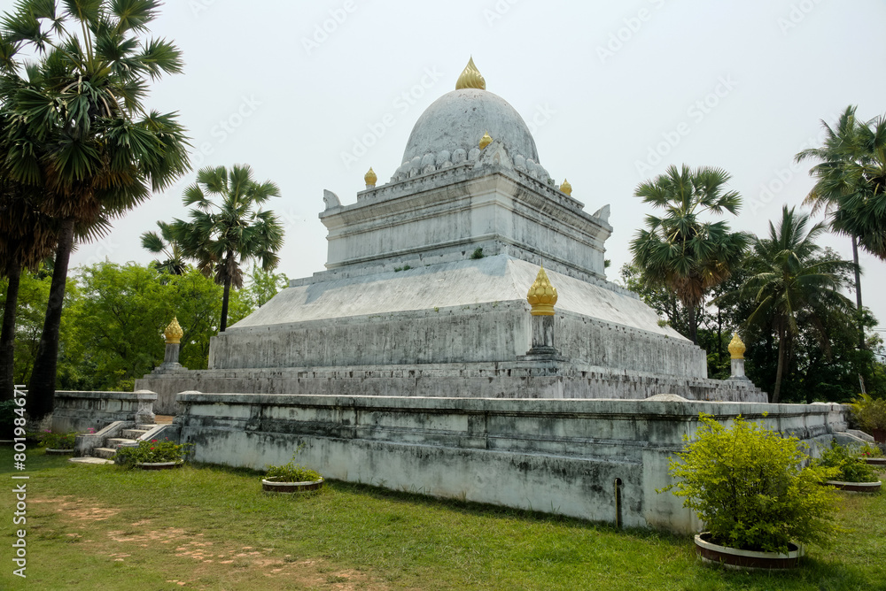 Light on Luang Prabang: Wat Wisunarat, the hidden gem