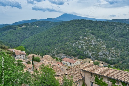 Dörfchen Le Barroux in der Provence photo