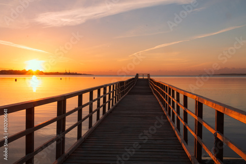 Romantischer Steg an der Ostsee im Sommer bei Sonnenaufgang.