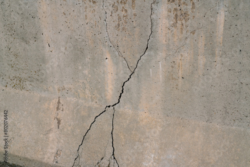 crack on reinforced concrete, serious damage to a prefabricated structure and should not be underestimated, a prelude to the collapse of a structure, seismic area.