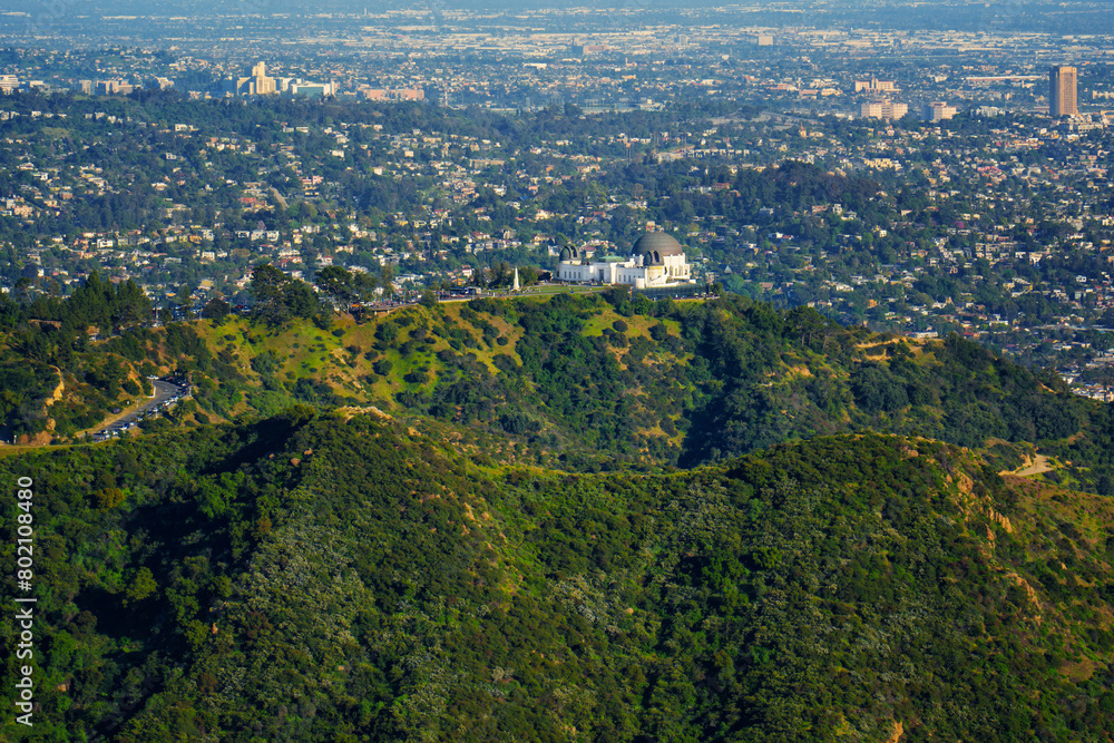 Obraz premium Griffith Observatory Aerial: Iconic Landmark Amidst Verdant Hills