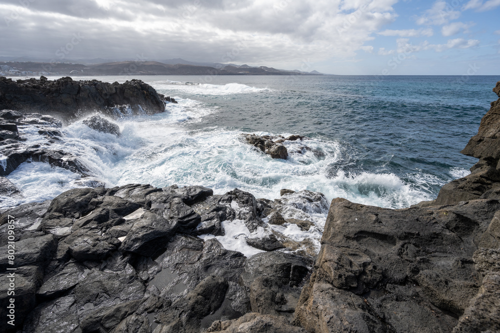 Meerlandschaft - starke Brandung, hohe Wellen -die Küste von Las Palmas de Gran Canaria Meerlandschaft - starke Brandung, hohe Wellen -die Küste von Las Palmas de Gran Canaria