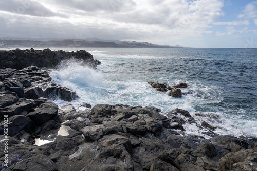 Meerlandschaft - starke Brandung, hohe Wellen -die Küste von Las Palmas de Gran Canaria