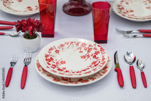 mesa posta branca com utensílios vermelho prato talher xícara bob arranjo white table set with red utensils plate cutlery cup bob arrangement