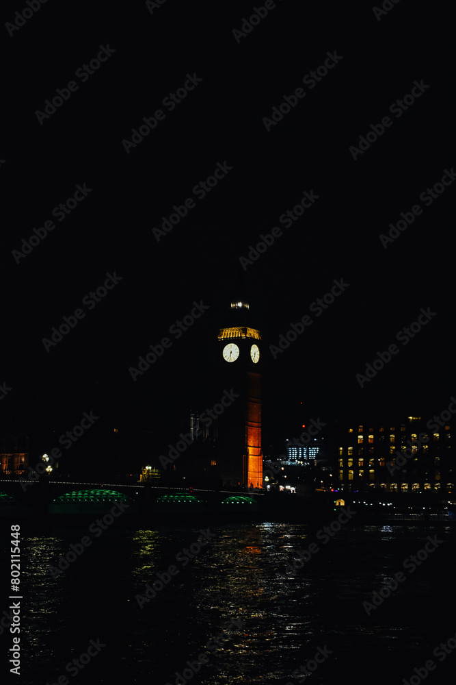 Fototapeta premium Fotografía del Big Ben iluminado de noche en Londres, Reino Unido.