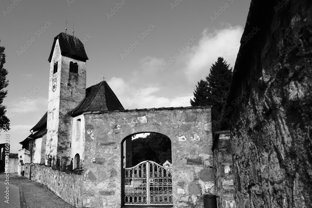 Φωτογραφία Street view of a church in Feldkirch Austria with a clock tower and a gate