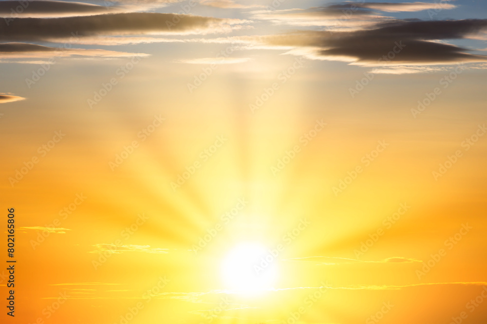 Obraz premium Sunset sky with sun light and sunset clouds background