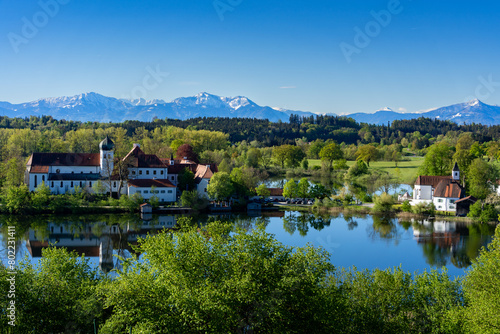 Kloster in Seeon in Bayern mit Blick auf die Alpen und dem Seeoner See 