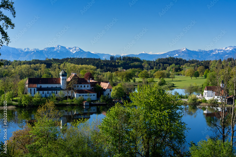 Kloster in Seeon in Bayern mit Blick auf die Alpen und dem Seeoner See Kloster in Seeon in Bayern mit Blick auf die Alpen und dem Seeoner See