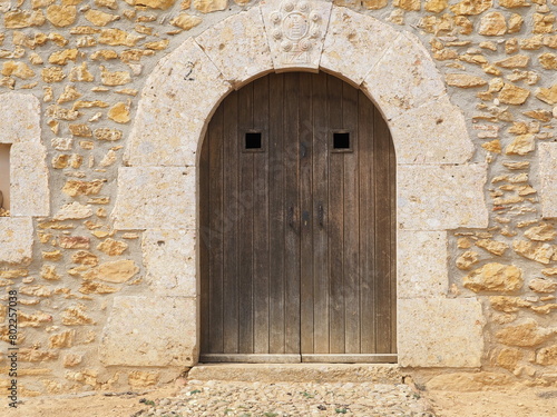portada de la ermita de santa maría del montsant, estilo románico, arco de grandes dovelas , puerta de madera, albarca, tarragona, cataluña, españa, europa