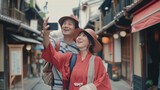 日本観光の自撮りしている外国人旅行客