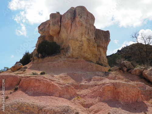 conjunto de hostales de roca rosácea en la sierra del montsant, formaciones naturales originadas por los fuertes vientos y lluvias,  de gran interés paisajístico, albarca, tarragona, españa, europa