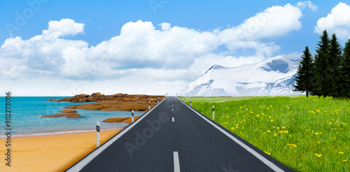 Strasse zwischen Meeresküste und verschneitem Hochgebirge