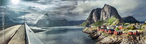 Dramatischer Himmel über Reine auf den Lofoten in Norwegen