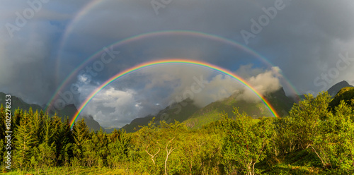 Doppelter Regenbogen auf den Lofoten Inseln