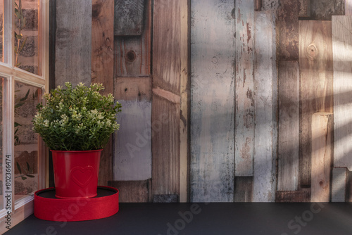 Panorama de fond d un mur en planches en bois avec une fen  tre pour cr  ation d arri  re plan. Jeu d ombre et de lumi  re du soleil    travers une fen  tres. 