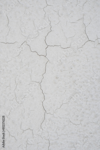 sfondo intonaco bianco spaccato in più punti, background e texture carta invecchiata  © SISSITN
