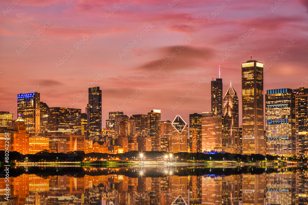 Obraz premium Chicago Skyline at Sunset over the Lake Michigan