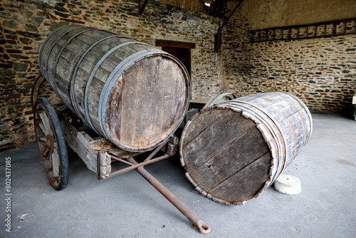 Foto des vieux tonneaux en bois , barrique  de vin pour stoker des liquide